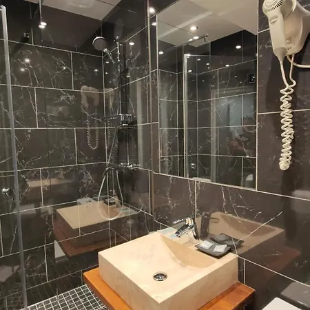 Modern Est Hotel 2*