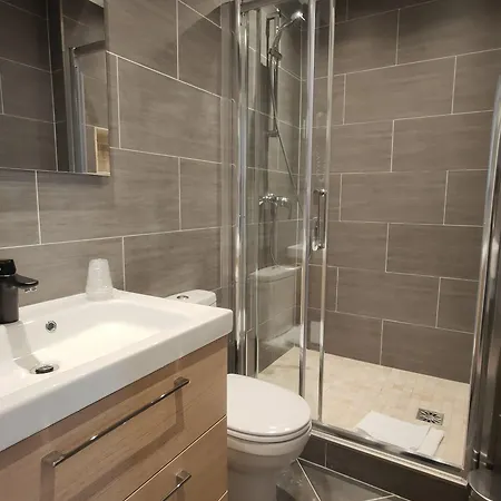 Modern Est Hotel