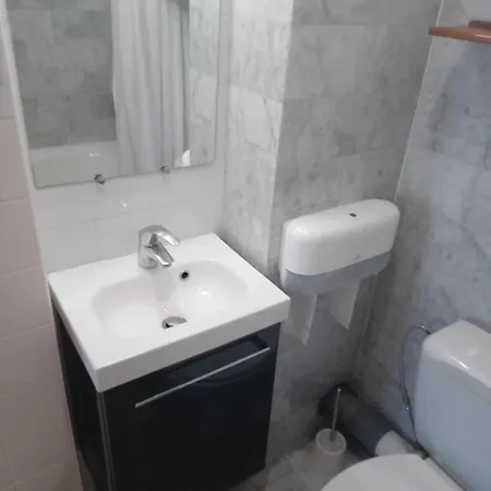 Modern Est Hotell