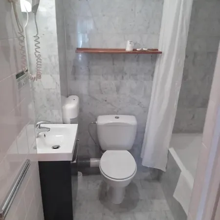Modern Est Hotell 2*