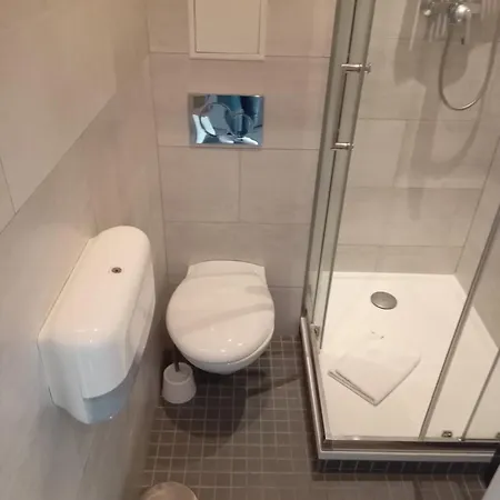 Modern Est Hotell 2*