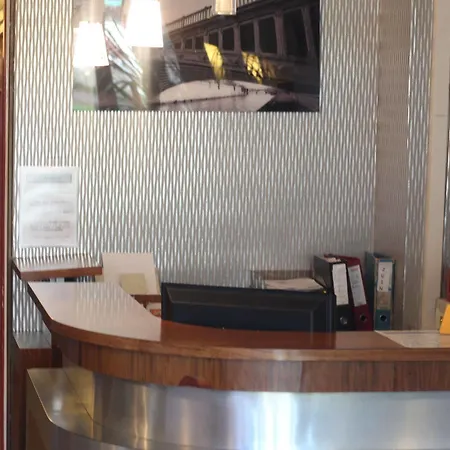 Modern Est Hotel